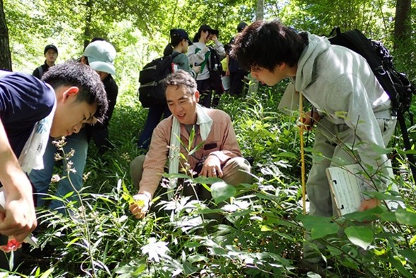 森の中で人の手が入っていないエリアの植生調査をする様子