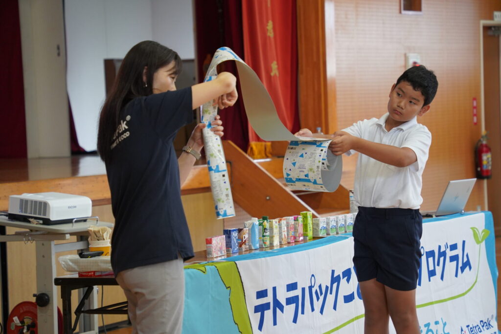 地元小学生に向け出前授業を実施 〜紙パックやロングライフ牛乳を通じて、環境やくらしとの関わりを学ぶ〜