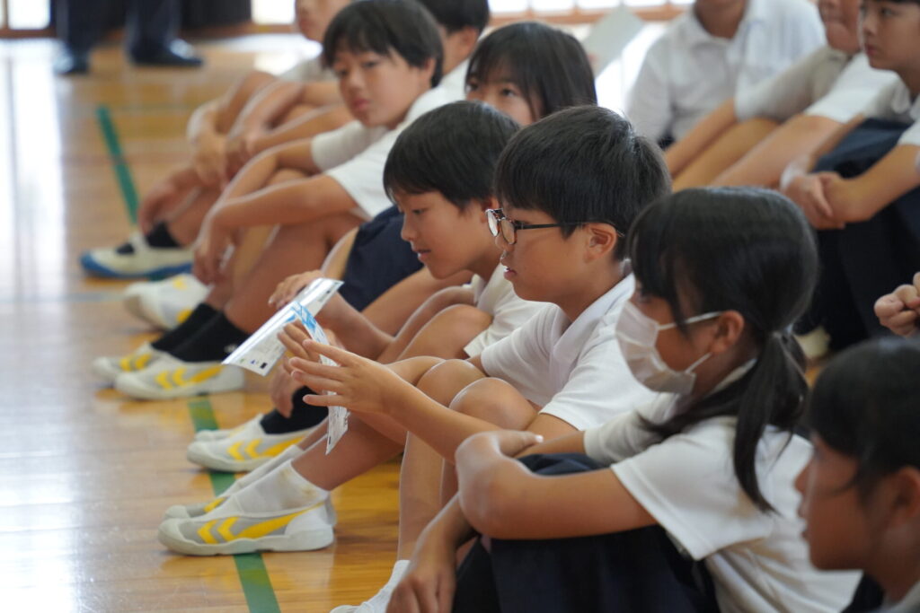 地元小学生に向け出前授業を実施 〜紙パックやロングライフ牛乳を通じて、環境やくらしとの関わりを学ぶ〜