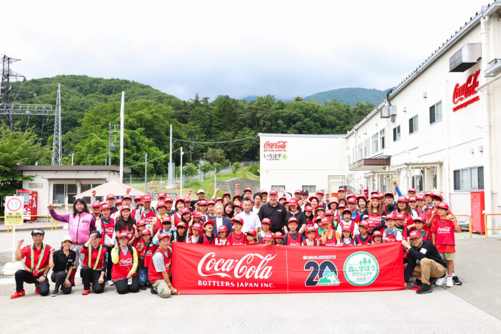 20周年を迎えたコカ・コーラ「森に学ぼう」プロジェクト|山梨はくしゅう会場にて、過去最多規模160名の地域住民と取り組む水資源保全活動を実施