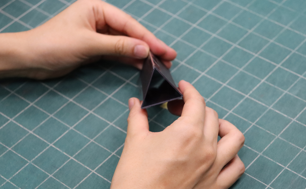 3枚をセロハンテープで貼り合わせて、三角柱を作る