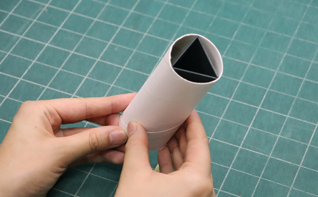 トイレットペーパーの芯のなかに、作った三角柱を入れる
