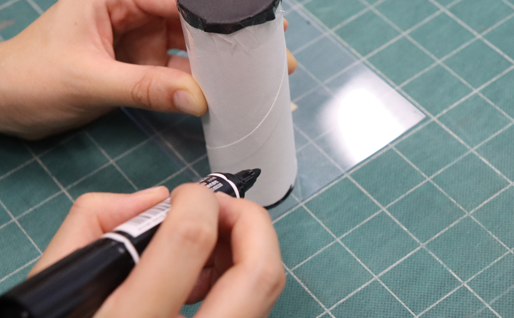 トイレットペーパーの芯で円を描き、こちらは円のサイズでカットする