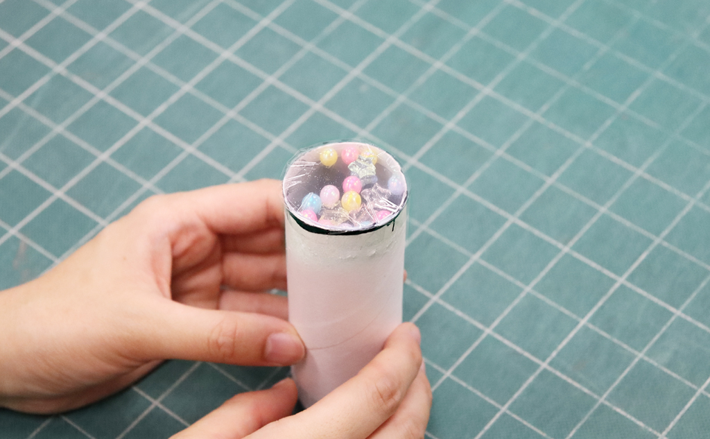 大きい円をセロハンテープで止めて、ふたをする