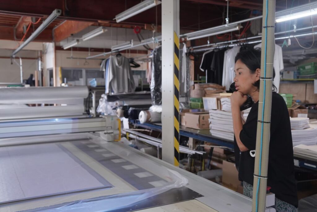 yudangi製造工場を見学する井口さん