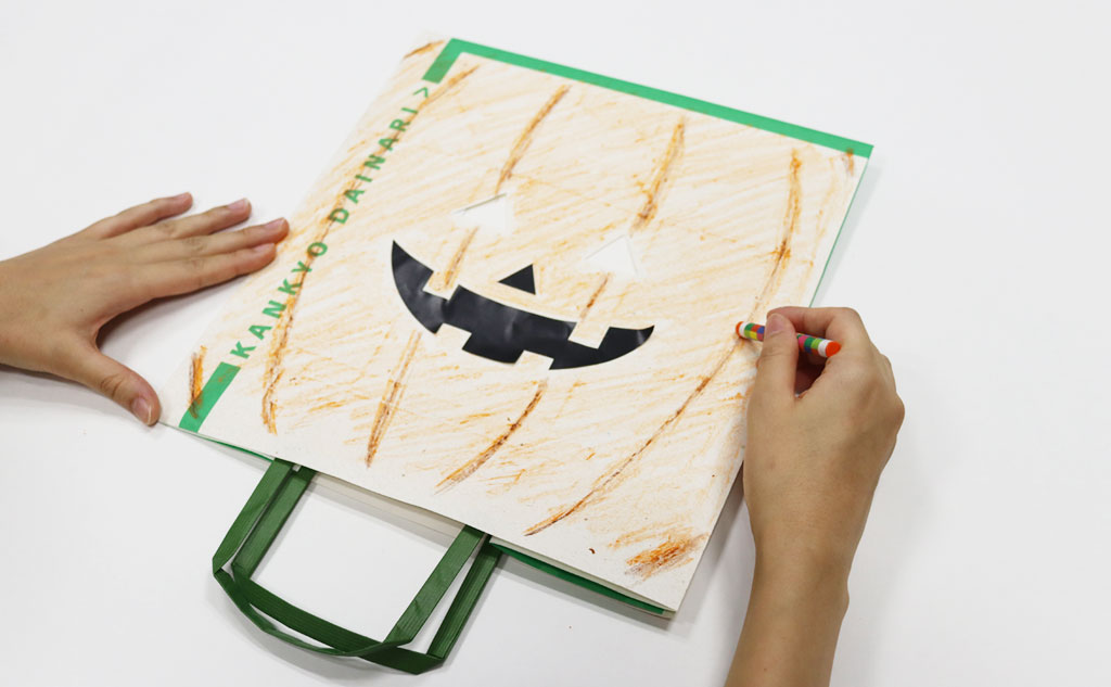 色を塗ってデコレーションしたハロウィンお面
