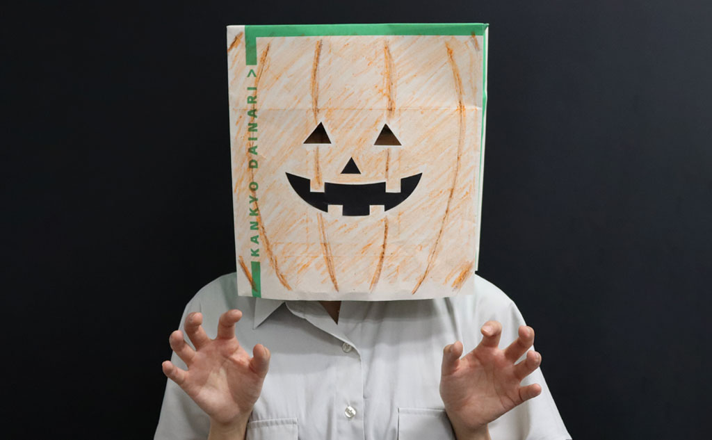 手作りお面をかぶって、みんなで変身！