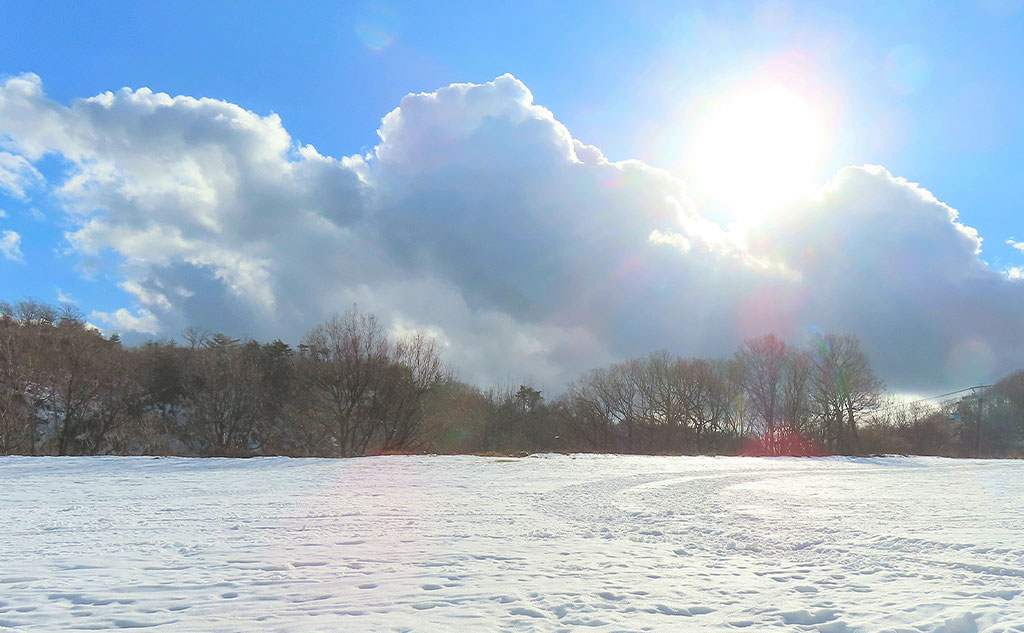 日差しの強い雪山